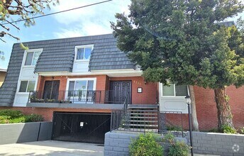 Building Photo - Spectacular 3 Bdr, 3 Bath Tri-Level Townho...