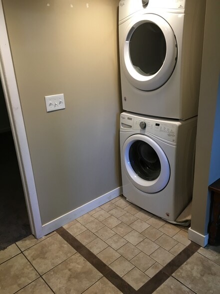 Washer/Dryer - 299 N 100 E