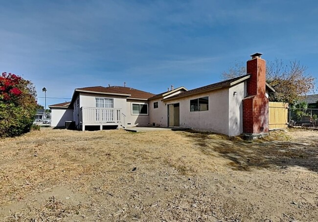 Building Photo - Charming 3BR House in Fontana