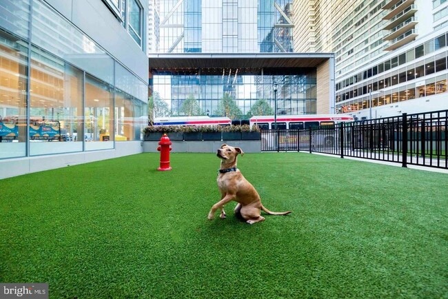 Building Photo - 2000-24-1924 Arch St