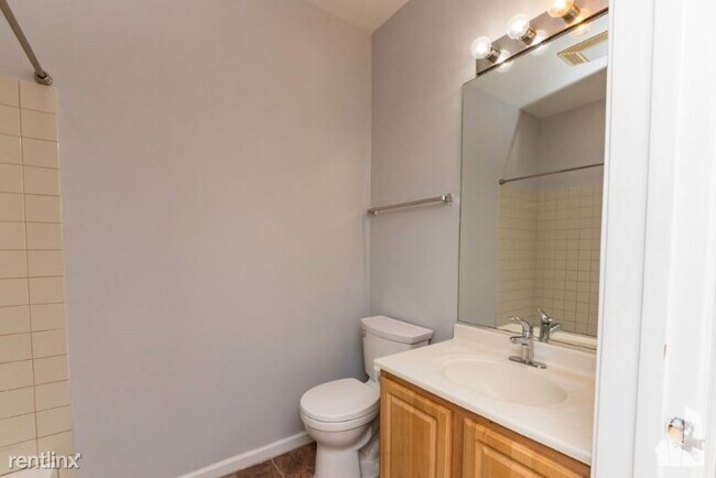 Building Photo - 1321 N Burling St