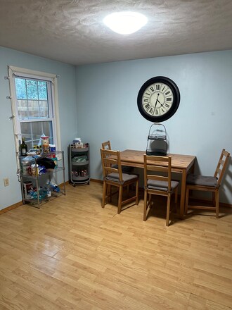 Building Photo - 102 Longmeadow Ln