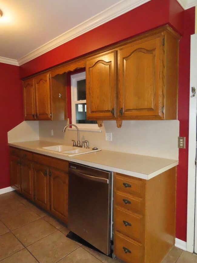 Building Photo - South Tyler! Lovely 3 Bedroom, 2 Bath House w/Garage