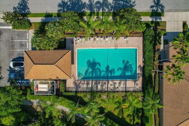 Building Photo - 819 Fairwaycove Ln