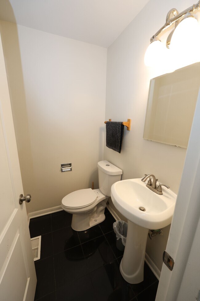 Building Photo - 503 E Valley Ln