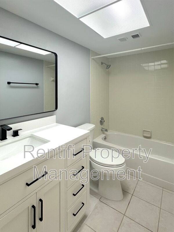 Building Photo - 15051 Parkside Dr