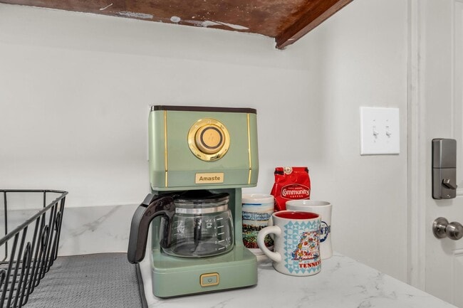 Building Photo - 306-306 Glenwood Cir