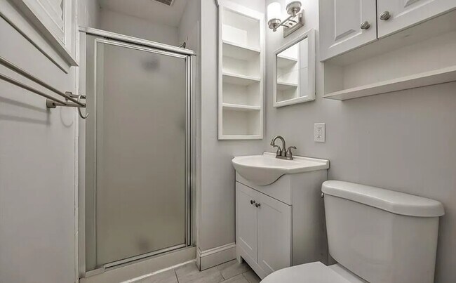 Building Photo - 8608 Maple Ave