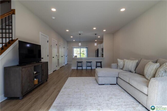 Building Photo - 1411 Greenview Dr