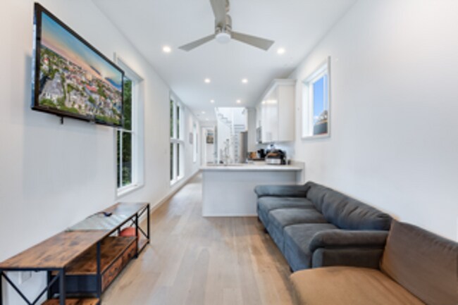 Building Photo - Modern Downtown Home!