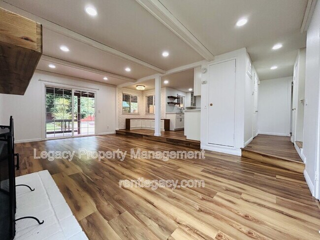 Building Photo - 493 Dahlia St