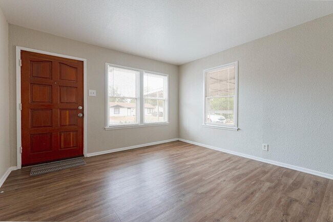 Building Photo - 875 Utopia Ln
