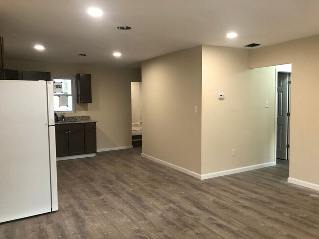 Building Photo - Recently Renovated 3 Bedroom Home! Very Spacious Living Area!! Master Bedroom with 1/2 Bath! Lots...