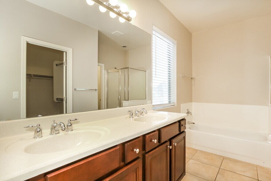 Building Photo - 8944 W Grovers Ave