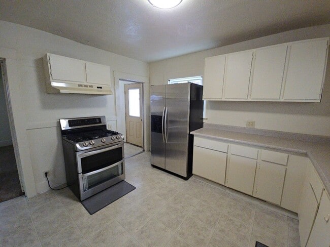 Building Photo - 2BR Eureka home features fully-fenced yard!