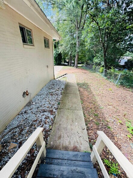 Building Photo - 1112 Riverside Ter