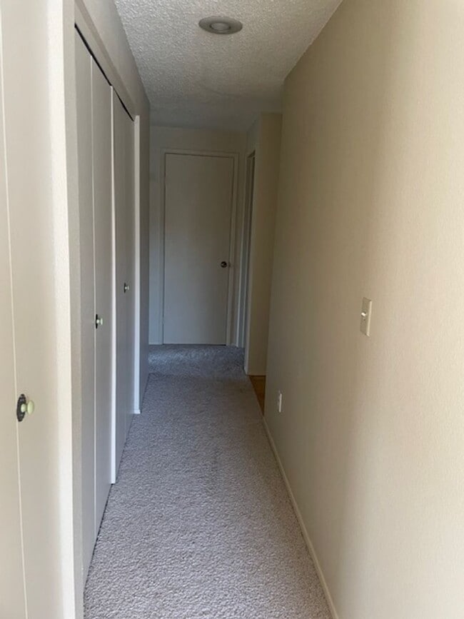 Building Photo - Beautiful top floor 2 bedroom, 2 bath in B...
