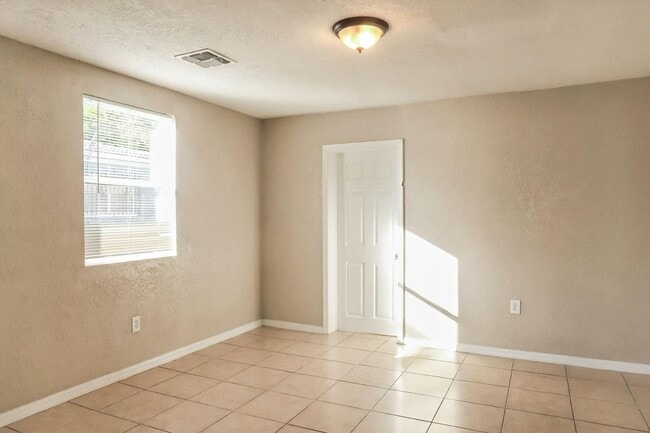 Building Photo - 3 Bedroom, 1 Bathroom Home for Rent in Tampa!