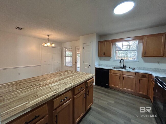 Building Photo - 112 Cluster Oaks Ct