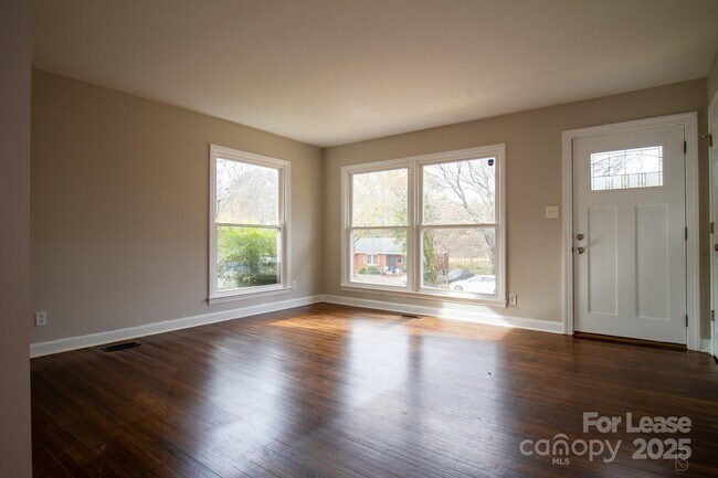 Building Photo - 4021 Crestridge Dr