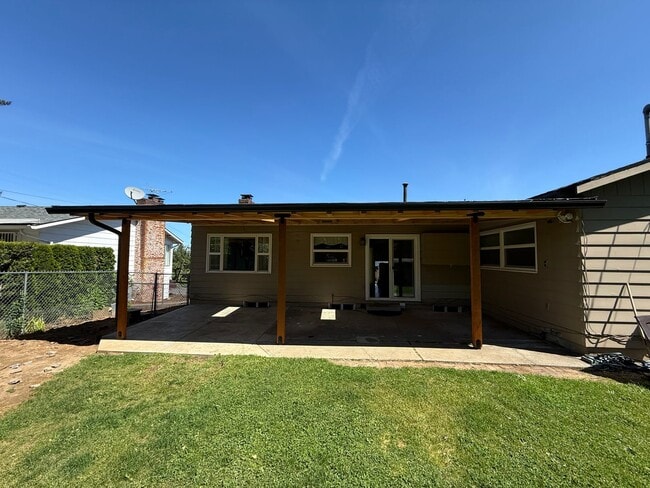 Building Photo - Entertainer’s Dream in NE Portland – Fully...