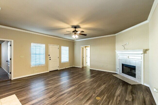 Building Photo - Gorgeous townhome!