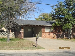 Building Photo - TRIPLEX UNIT - 2 Bedroom, 1 Bath, Carport
