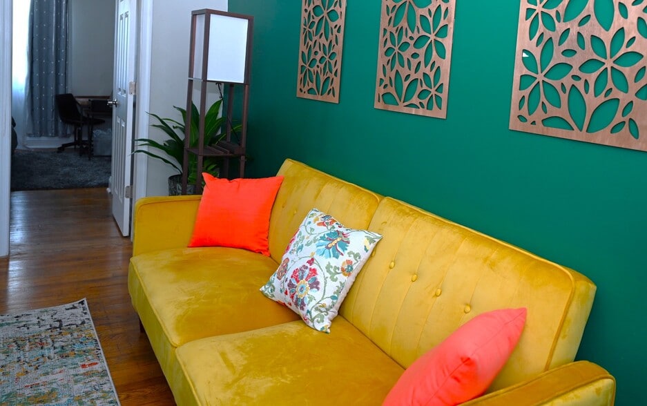 Oasis 2 Livingroom - 1544 Oakridge Rd