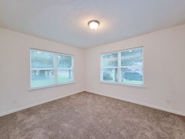 Building Photo - BEAUTIFUL REMODELED 3 BEDROOM 2 BATH WITH ...