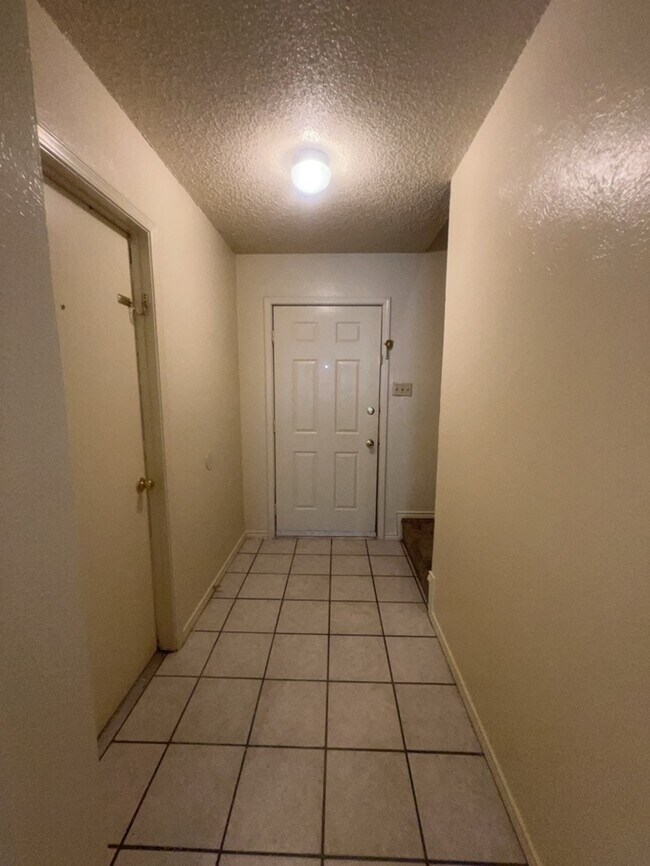 Building Photo - Arlington 3/2.5/2 duplex Ready for move in