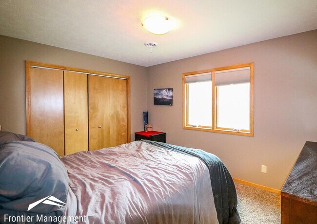 Building Photo - Beautiful 3 bedroom home just minutes from...