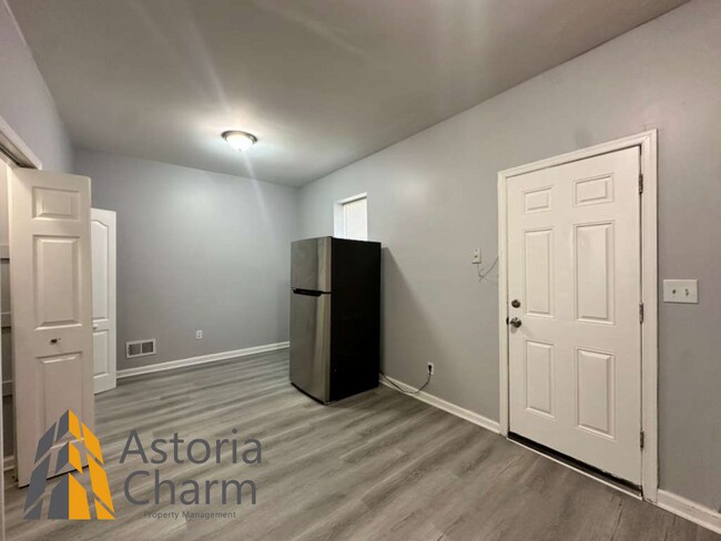 Building Photo - 3 Bedroom and a Den Home with Fenced Yard and Eat In Kitchen on Linnard Street