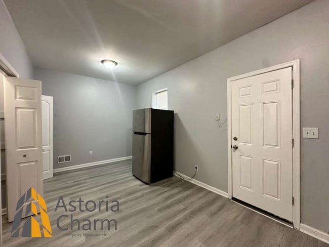 Building Photo - 4 Bedroom Home with Fenced Yard and Eat In Kitchen on Linnard Street