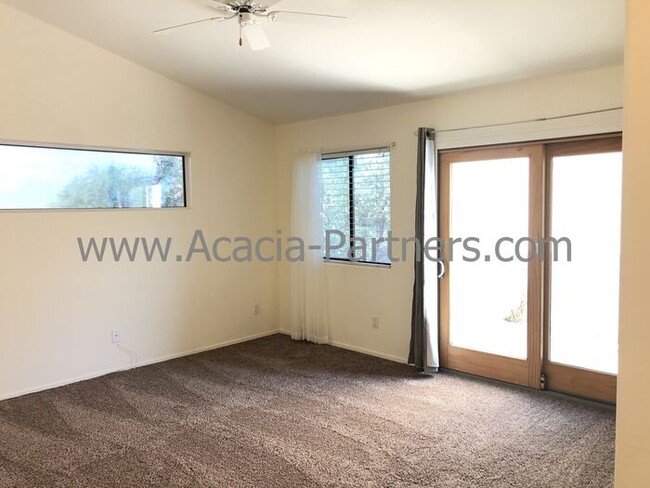 Building Photo - Three Bedroom in Silverado Hills