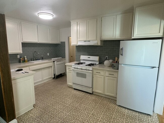 Building Photo - Charming La Mirada Home on a Quiet Tree-Lined Street – Spacious 3 Bedroom!