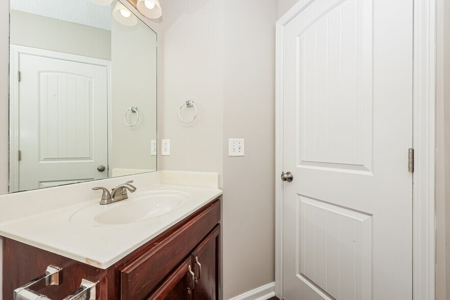 Building Photo - 2943 Hollicom Dr