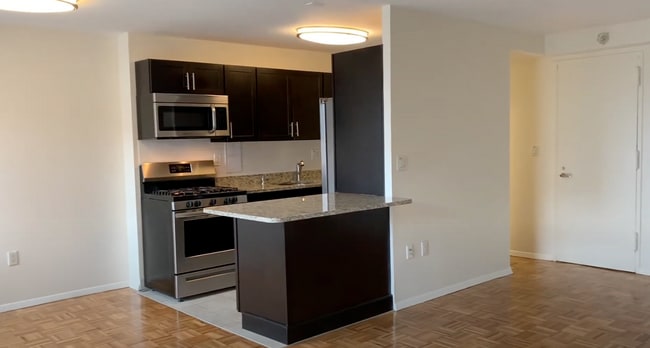 Building Photo - 2-Bed/1.5 Bath Apt in Pet-Friendly Complex; Pet Friendly! Ideal Location in Brookline