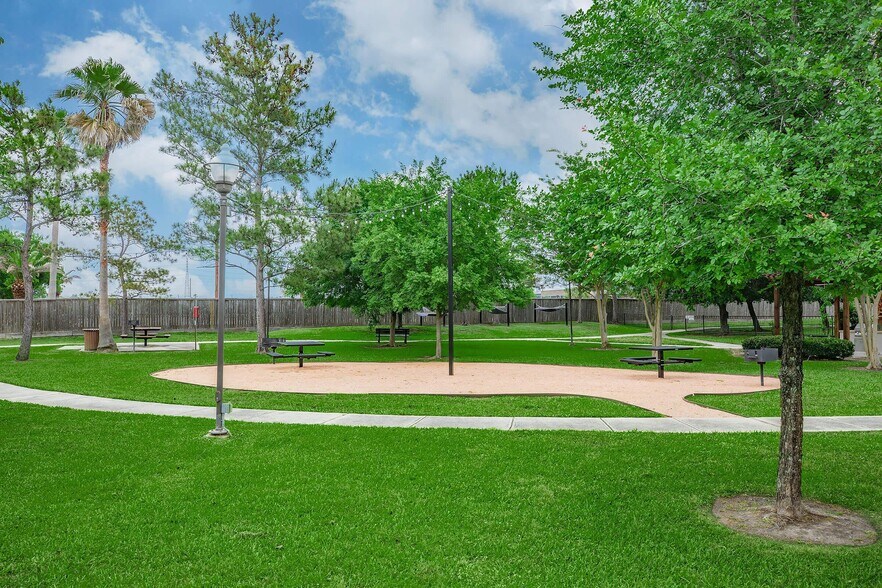 Building Photo - 501 Sarah Deel Dr