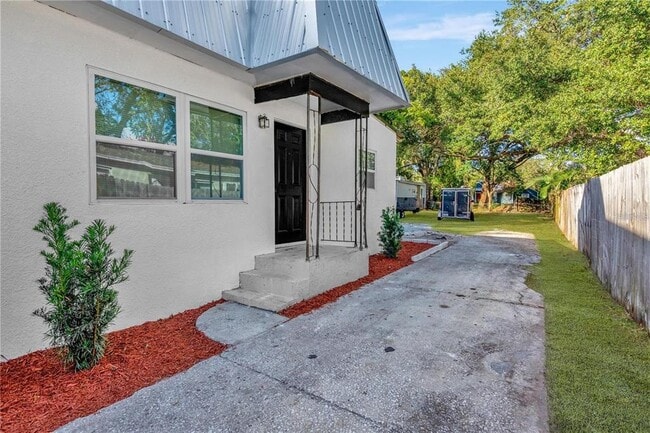 Building Photo - 610 Woodlawn St