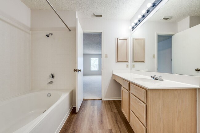 Building Photo - Amazing LOCATION! DeZavala & IH-10 Four Be...