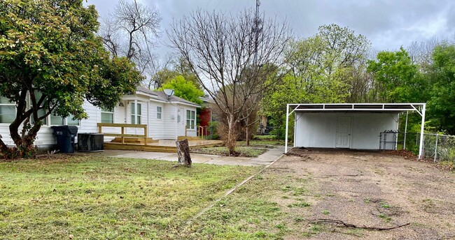 Building Photo - Cute 3/2 on a Corner Lot!