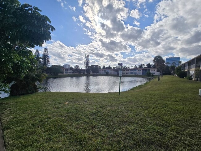 Building Photo - 2-Bed, 2-Bath Miami Condo in HOA Community – Pool, Laundry On-Site