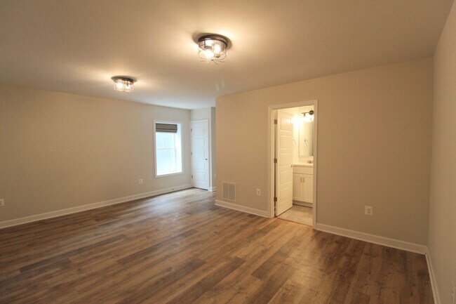 Building Photo - Large 3 level large end unit townhome with...