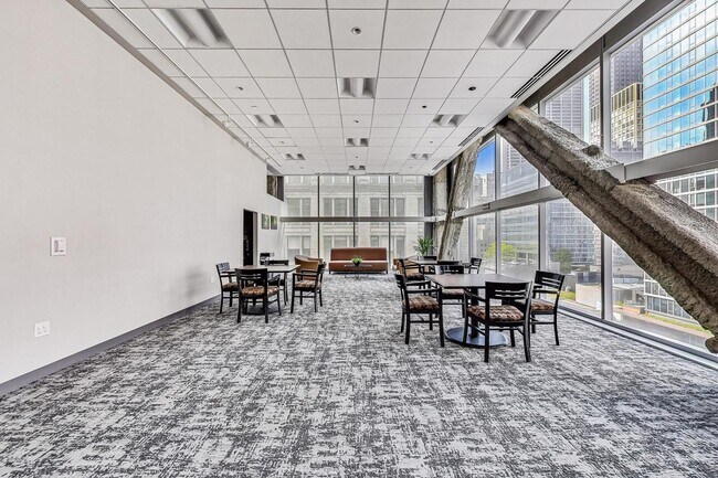 Building Photo - 8 E Randolph St