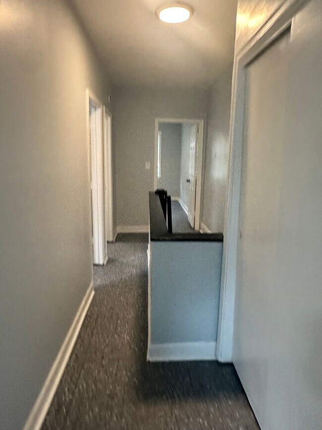 Building Photo - Spacious, Corner Home, Central Air, W/D Hook-Up! Available Now!