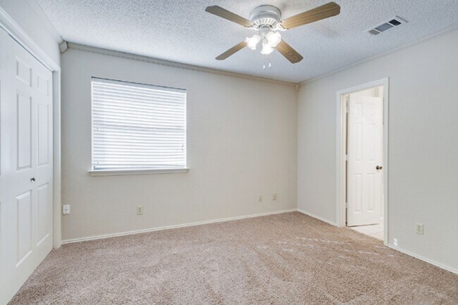 Building Photo - 528 Essex Pl
