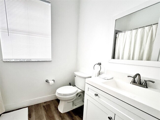 Building Photo - 1901 Cedar Ct