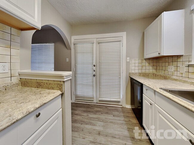 Building Photo - 4601 Greenwood Dr