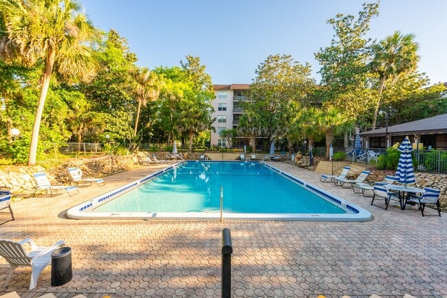 Building Photo - Spacious Condo with utilities included! Lo...