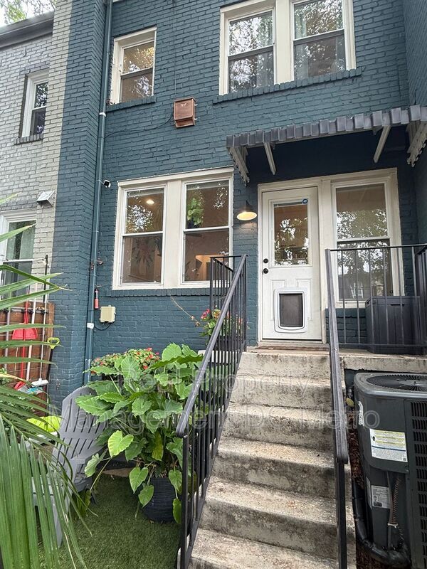 Building Photo - 1711 Lang Pl NE